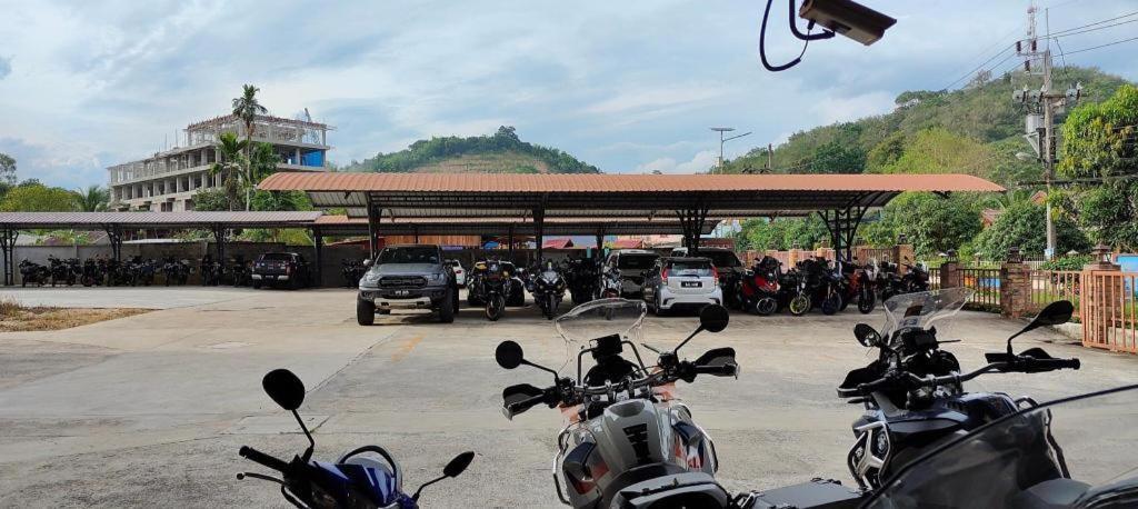 Butterfly Hotel Betong Ban Komo Sip Paet Exterior photo