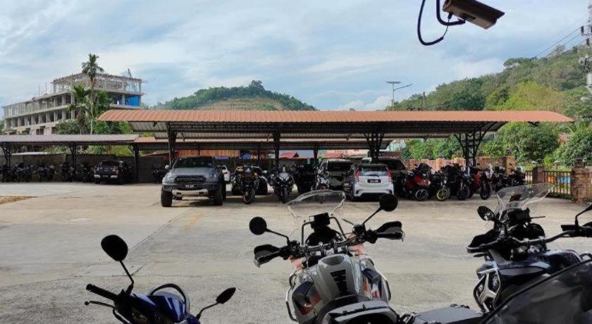Butterfly Hotel Betong Ban Komo Sip Paet Exterior photo